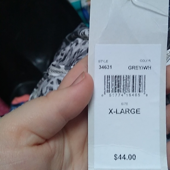 J Valdi grey and white geometric swirls tunic - Picture 9 of 9